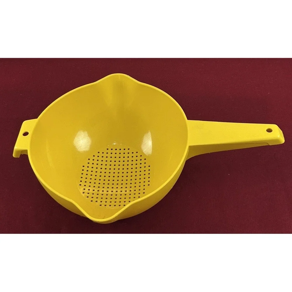VTG Tupperware Yellow 2 Qt Colander Strainer #1523-1 Handle Double Spouts USA